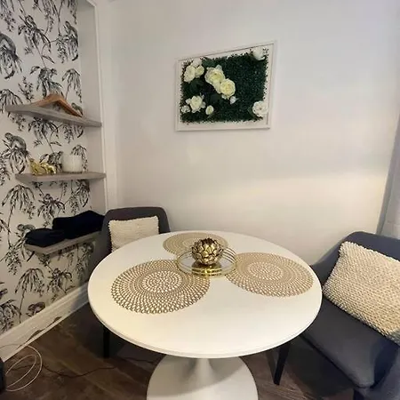 Cozy, Quiet, Studio Next Business School 公寓
