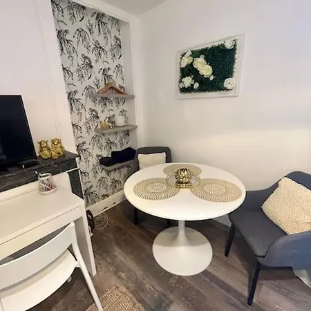 Cozy, Quiet, Studio Next Business School 公寓